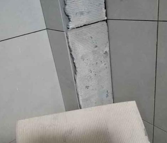 新北瓷砖空鼓维修公司分享下厨房瓷砖脱落的补救措施。